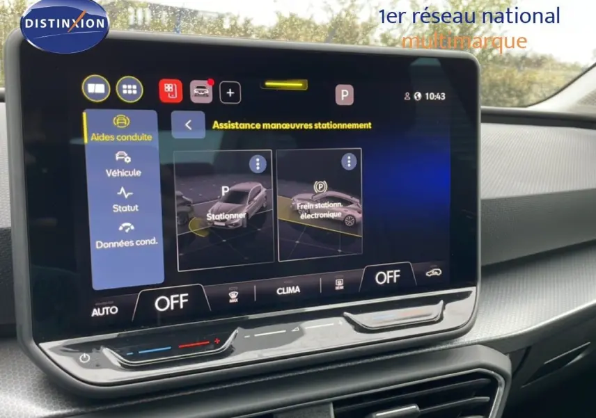 Écran tactile central affichant l'assistance aux manœuvres de stationnement dans l'habitacle d'une SEAT Leon gris magnétique.