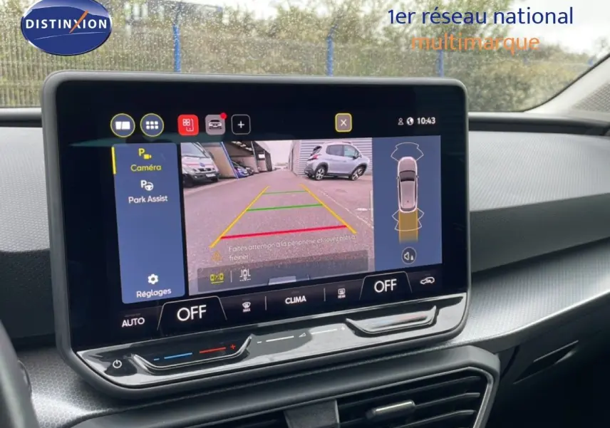Écran central de la SEAT LEON 2025 montrant la caméra de recul avec vue arrière et aide au stationnement.