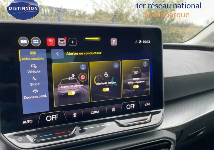 Écran tactile central affichant les alertes au conducteur dans l'habitacle du SEAT LEON gris magnétique 2025.