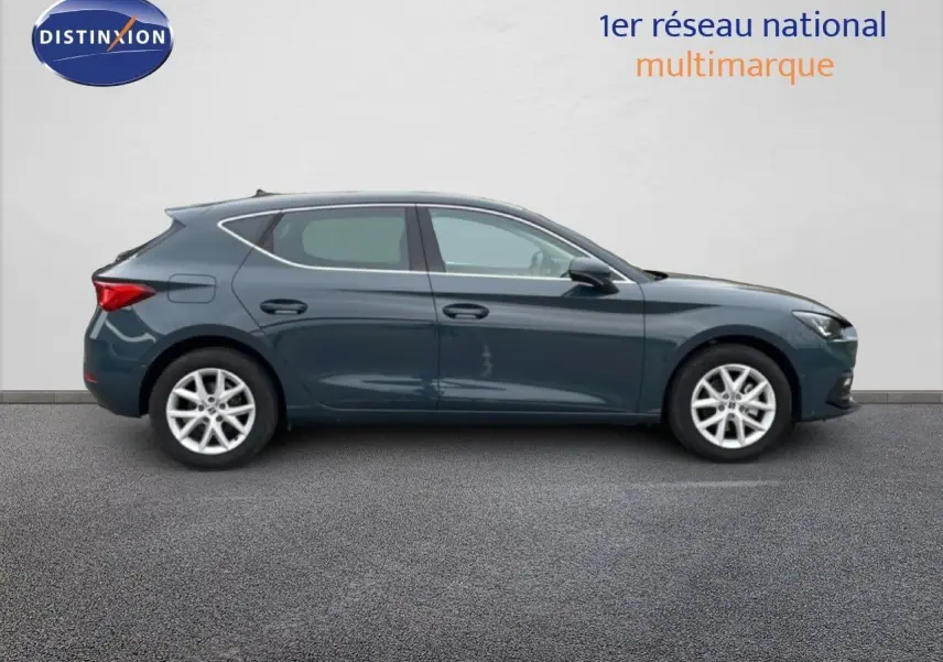 Vue latérale droite d'une SEAT Leon 2025 gris magnétique métal avec jantes alliage et lignes épurées.