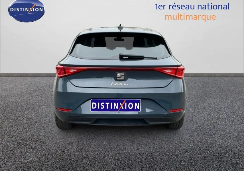 Vue arrière d'une SEAT Leon gris magnétique métal 2025, avec feux arrière LED et logo central visible.
