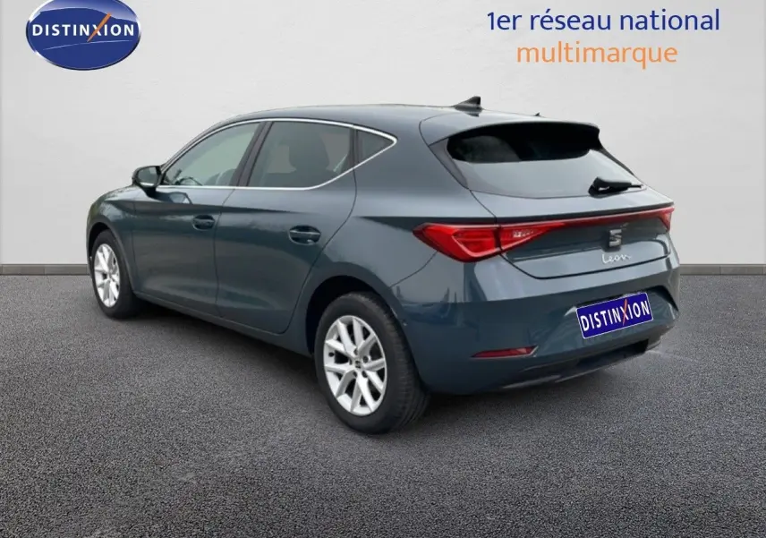 Vue 3/4 arrière droite d'une SEAT Leon gris magnétique métal avec feux arrière LED et jantes alliage 16 pouces.