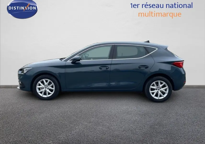 Profil côté gauche d'une SEAT Leon gris magnétique métal 2025, avec jantes alliage et lignes épurées.