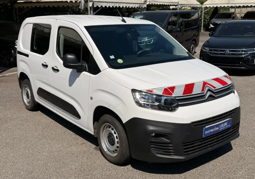 Vue 3/4 avant gauche d’un Citroën Berlingo Van blanc 2020 avec marquage rouge et blanc sur la calandre.