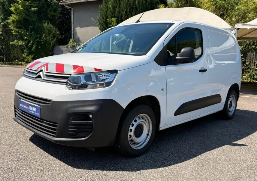 Vue 3/4 avant droit du Citroën Berlingo Van blanc avec marquage rouge sur le capot et pare-chocs noir.
