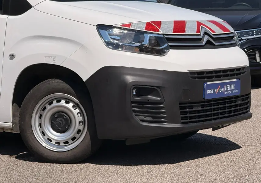 Vue avant droite d'un Citroën Berlingo blanc 2020 avec pare-chocs noir et jante acier simple.