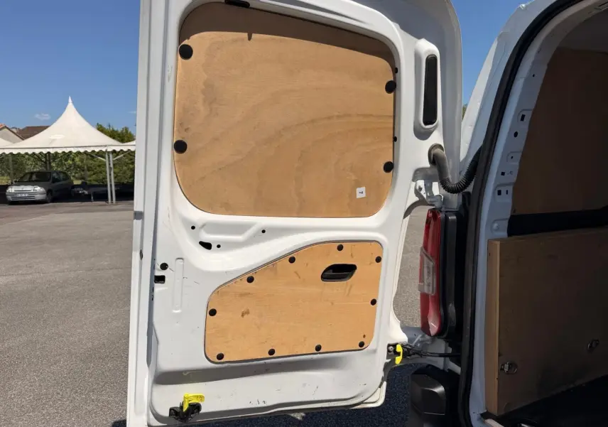Vue arrière gauche du Citroën Berlingo Van blanc 2020 avec porte ouverte montrant le revêtement bois intérieur.
