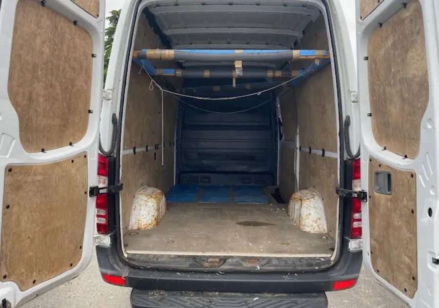 Vue arrière ouverte du fourgon blanc Mercedes Sprinter 37S 3.5t 313 CDI 2015, intérieur utilitaire avec plancher usé.