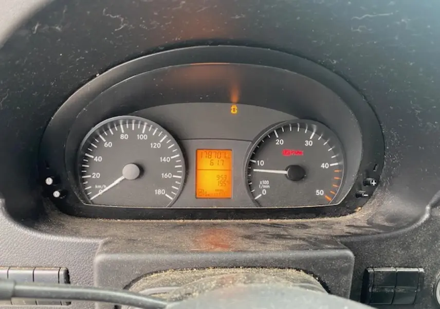 Compteur de vitesse et compte-tours du Mercedes Sprinter blanc, affichant 178707 km, vue frontale du tableau de bord.