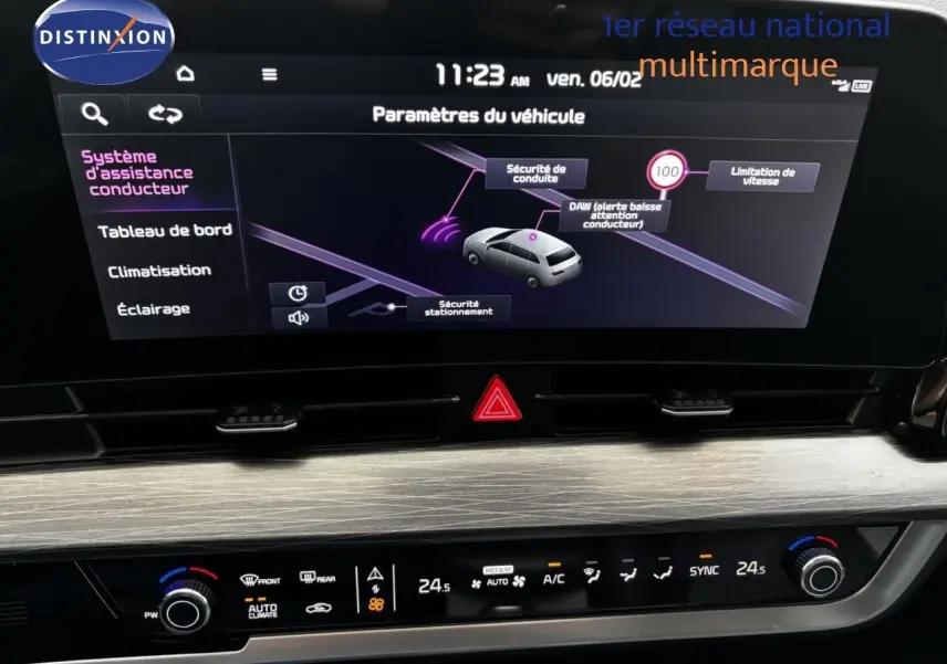 Vue intérieure du tableau de bord du Kia Sportage 2025, écran tactile affichant les paramètres d’assistance conducteur.