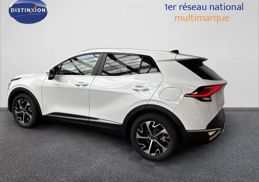 Vue de profil côté gauche d’un KIA SPORTAGE 1.6 GPL 160CH STYLE blanc nacré métal avec jantes noires et détails rouges.