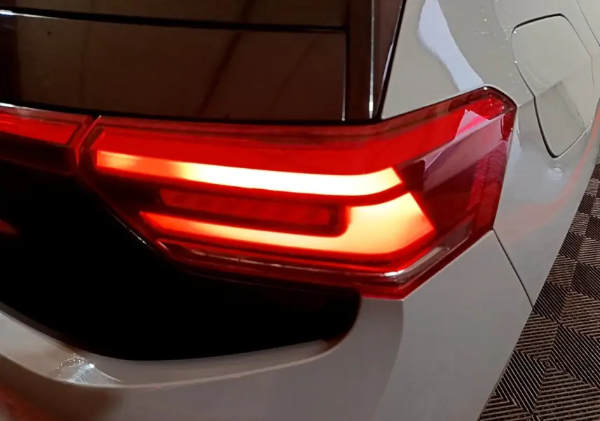 Gros plan sur le feu arrière droit rouge d’un Volkswagen ID.3 gris foncé 2022, vue arrière latérale.