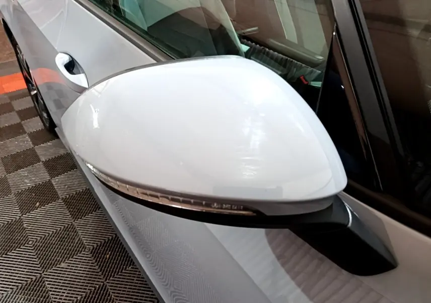 Gros plan sur le rétroviseur droit blanc du Volkswagen ID.3 gris foncé, avec clignotant intégré.