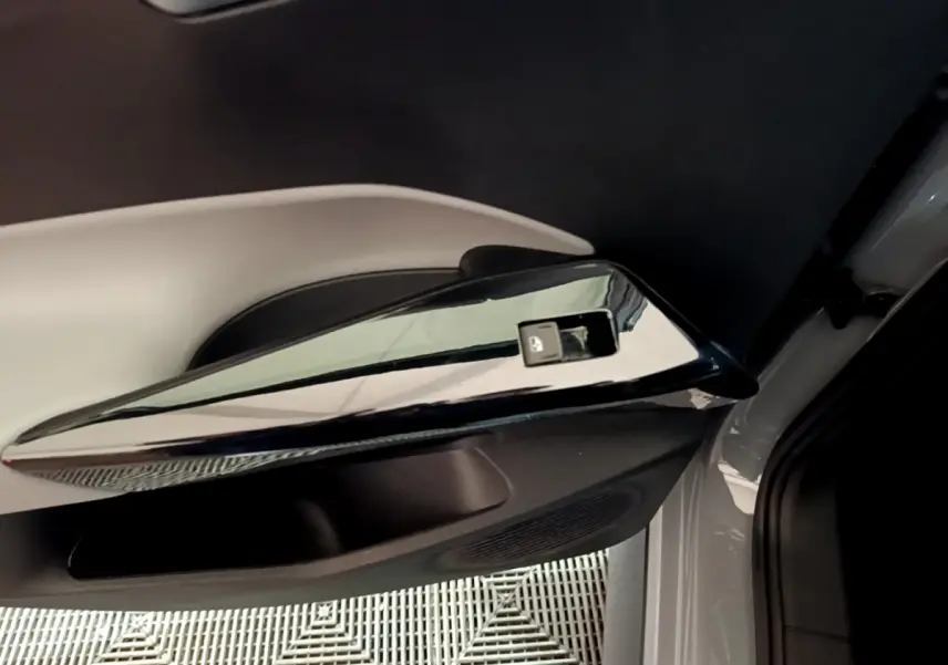 Détail de la poignée intérieure noire brillante de la porte côté conducteur du Volkswagen ID.3 gris foncé 2022.