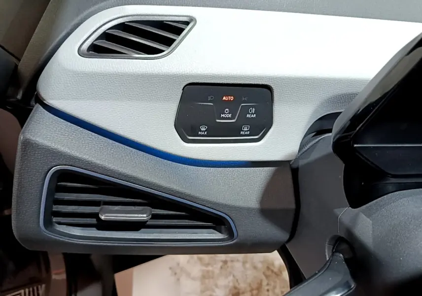 Détail du tableau de bord gris clair et noir du Volkswagen ID.3 77 kWh Pro S, avec commandes d’éclairage et aérateurs.