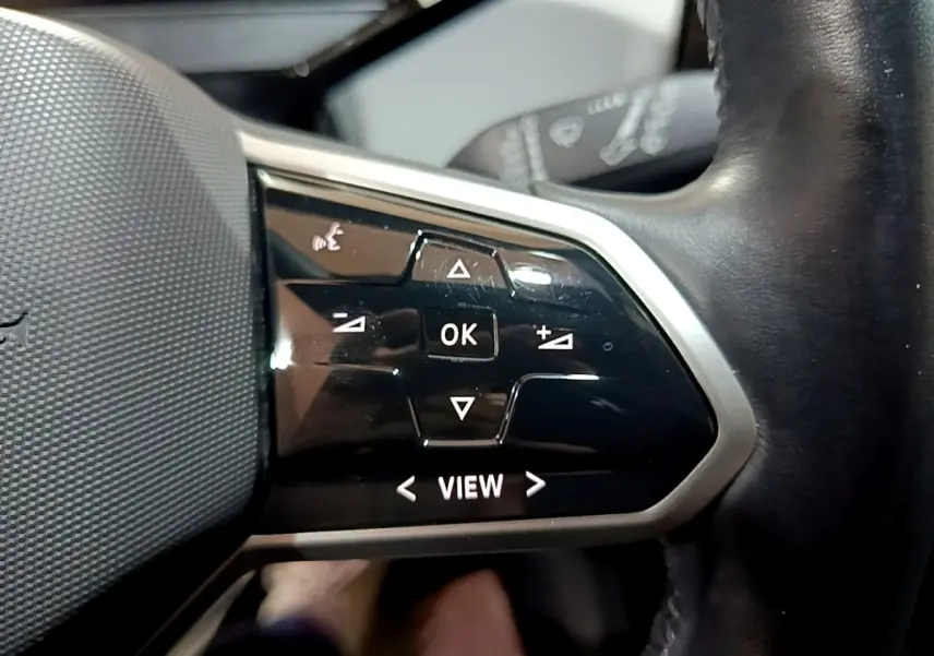 Gros plan sur les commandes multifonctions noires à droite du volant cuir du Volkswagen ID.3 gris foncé 2022
