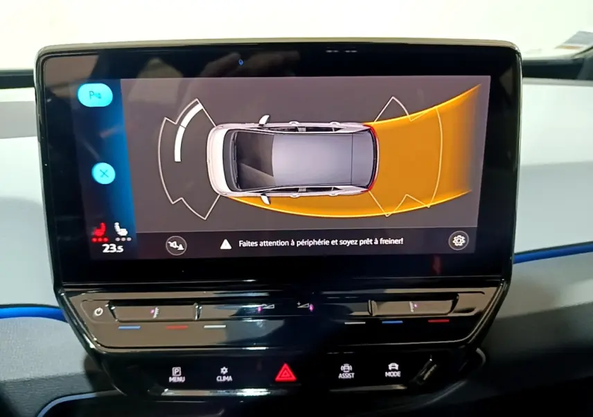 Écran tactile central affichant l’aide au stationnement du Volkswagen ID.3 77 kWh Pro S, vue intérieure du tableau de bord.