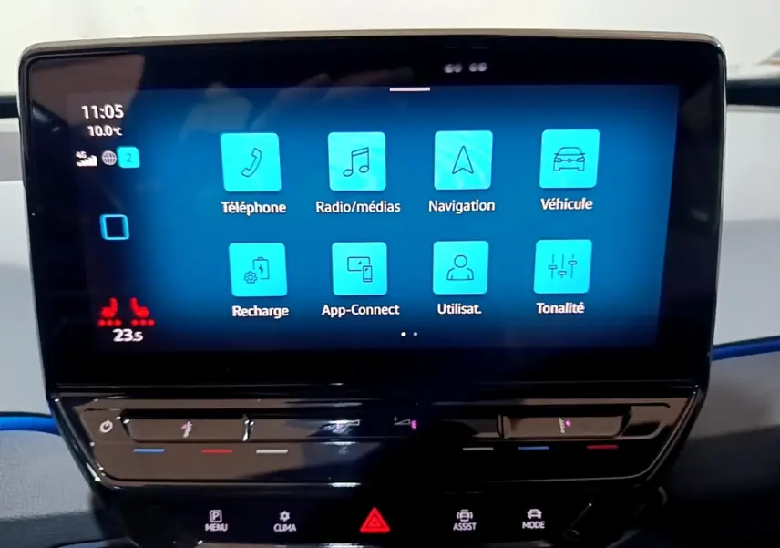Écran tactile central du tableau de bord du Volkswagen ID.3 gris foncé, affichant le menu principal en intérieur.