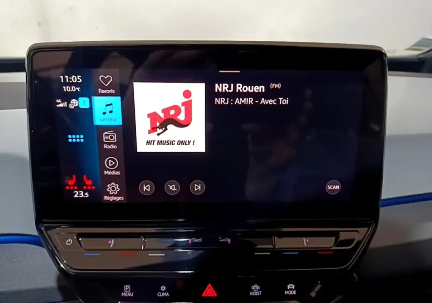 Écran tactile central de la Volkswagen ID.3 77 kWh Pro S gris foncé, affichage radio NRJ en intérieur.