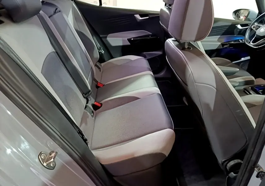 Vue intérieure côté gauche montrant la banquette arrière grise et les sièges avant du Volkswagen ID.3 77 kWh Pro S 2022.