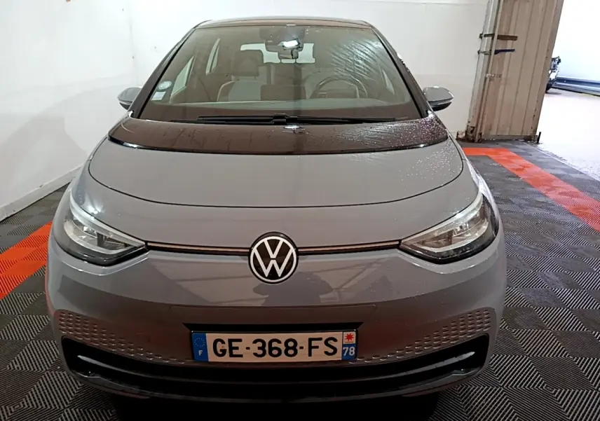 Vue avant d'une Volkswagen ID.3 77 kWh Pro S gris foncé avec logo VW et phares LED dans un garage.