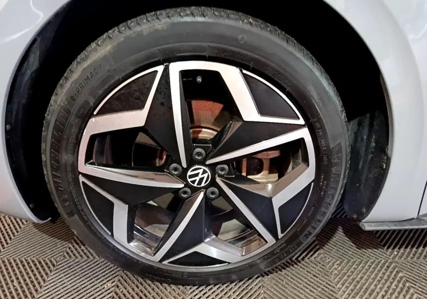 Gros plan sur la jante avant droite noire et argentée du Volkswagen ID.3 77 kWh Pro S gris foncé de 2022.