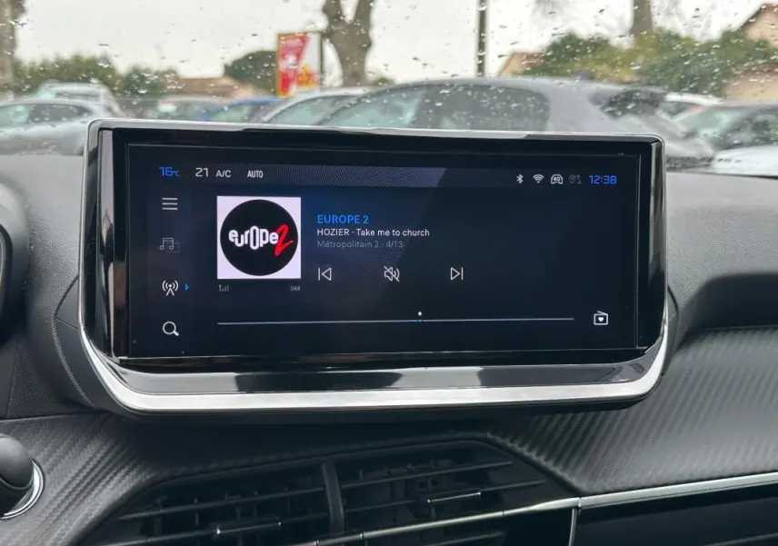 Écran tactile central du tableau de bord du Peugeot 2008 Hybrid gris, avec affichage radio Europe 2.