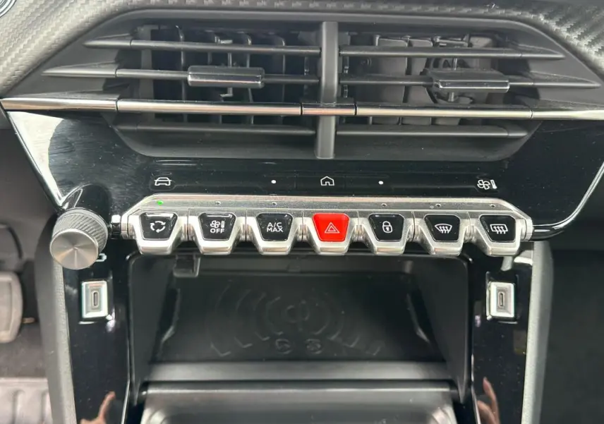 Gros plan sur la console centrale de la Peugeot 2008 Hybrid 136 e-DCS6 Allure, boutons de commande et prise USB visibles.