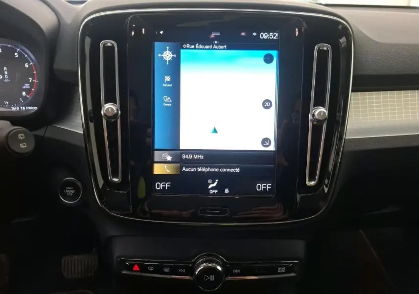Vue rapprochée de l’écran tactile central du tableau de bord du Volvo XC40 Momentum 2021 avec navigation affichée.