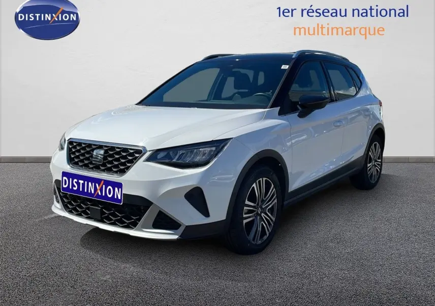 SEAT Arona blanc avec toit noir, vue 3/4 avant droit, mettant en valeur ses jantes alliage et calandre distinctive.