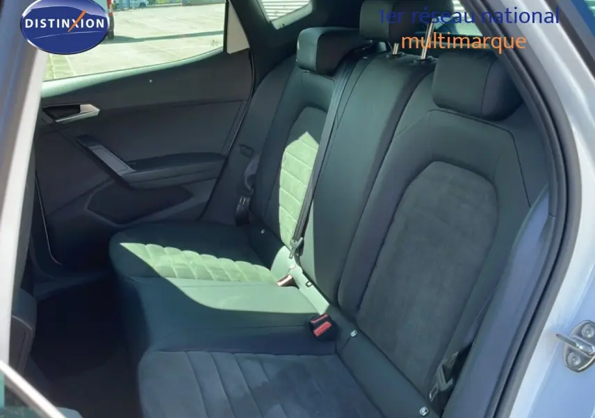 Vue intérieure côté gauche des sièges arrière en cuir et alcantara gris foncé du SEAT Arona blanc 2025 avec toit noir.