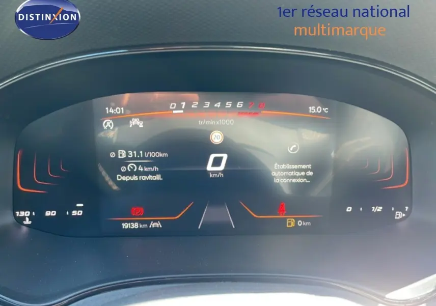 Tableau de bord numérique de la SEAT Arona 2025 affichant la consommation, vitesse et température à 14h01.