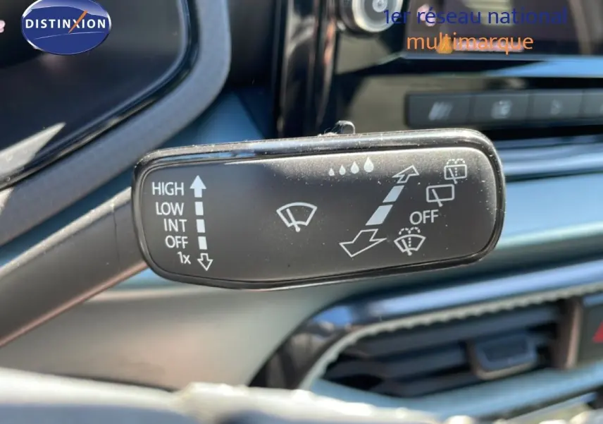 Gros plan sur la commande d’essuie-glace dans l’habitacle d’une SEAT Arona blanc toit noir, version 2025.