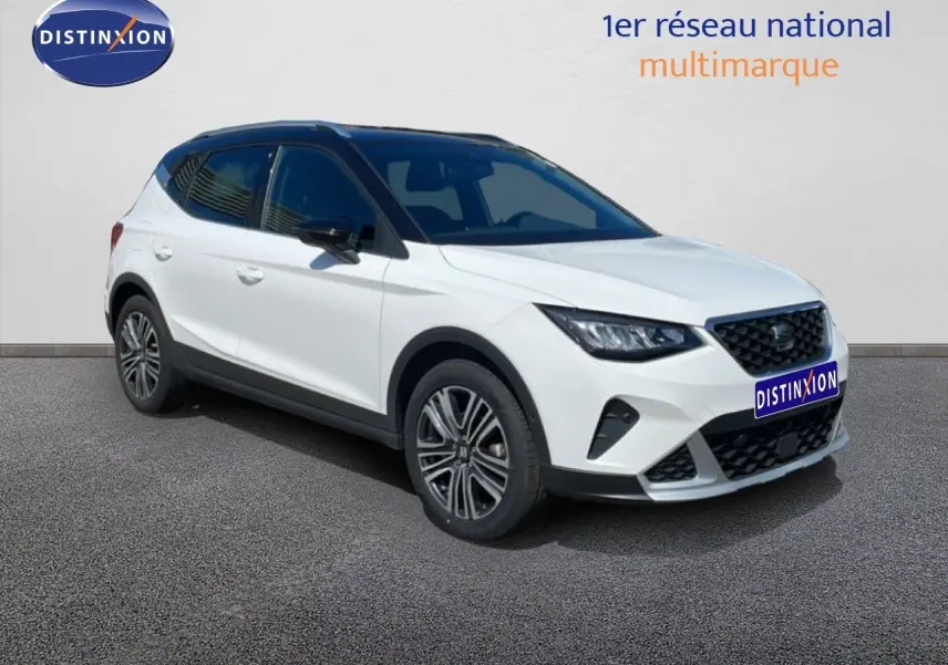SEAT Arona blanc toit noir en 3/4 avant droit, avec jantes alliage et calandre noire distinctive.