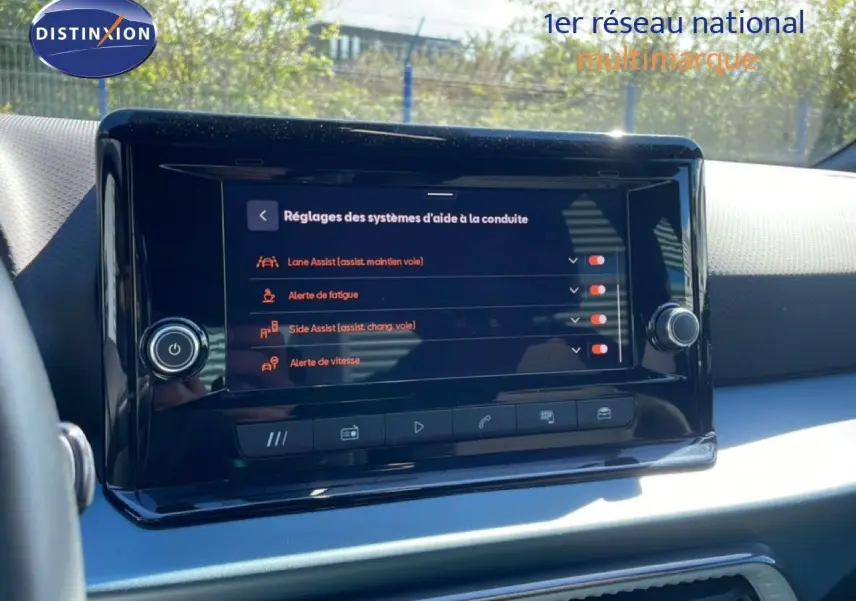 Écran tactile central du tableau de bord du SEAT Arona 2025 affichant les réglages des aides à la conduite.