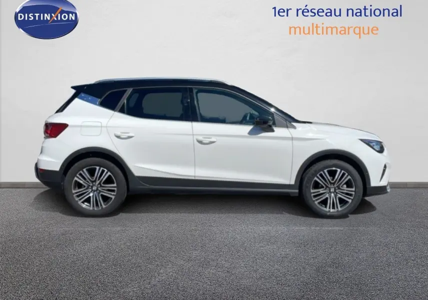 Vue de profil côté droit d'un SEAT Arona blanc à toit noir, version 2025 X-PERIENCE SPECIAL EDITION.