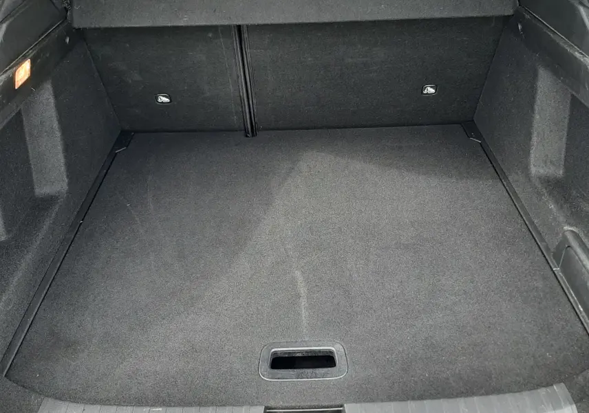 Coffre ouvert vu de face d’un Renault Arkana E-Tech 145ch RS-Line 2021, espace de chargement noir et propre.