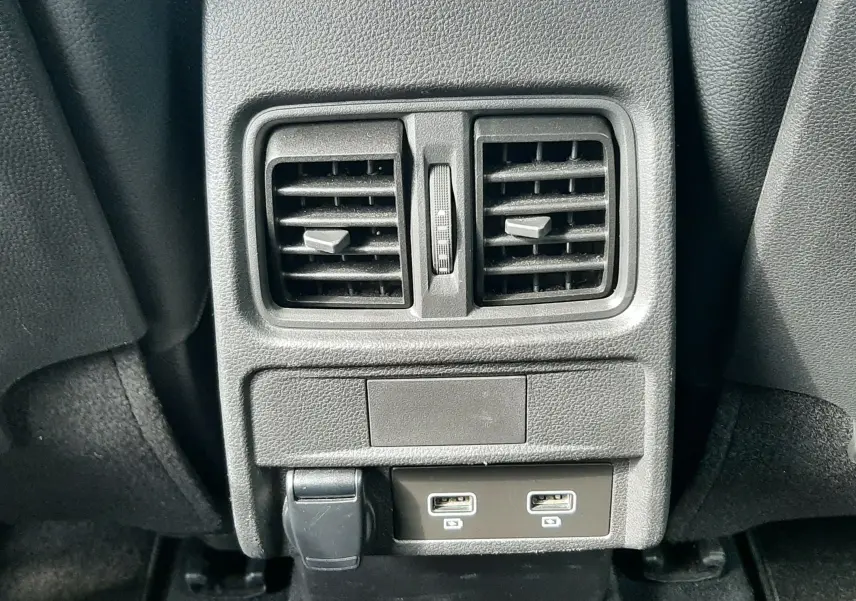 Détail des aérateurs arrière et ports USB doubles dans l'habitacle noir du Renault Arkana E-Tech 145ch RS-Line.