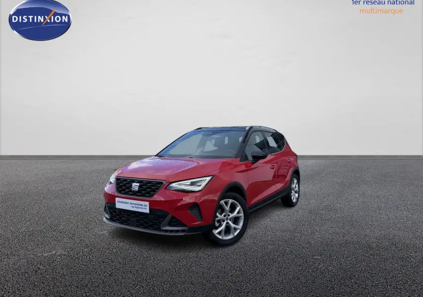 SEAT Arona rouge vue 3/4 avant droit, toit noir et projecteurs Full LED avec signature triangulaire.