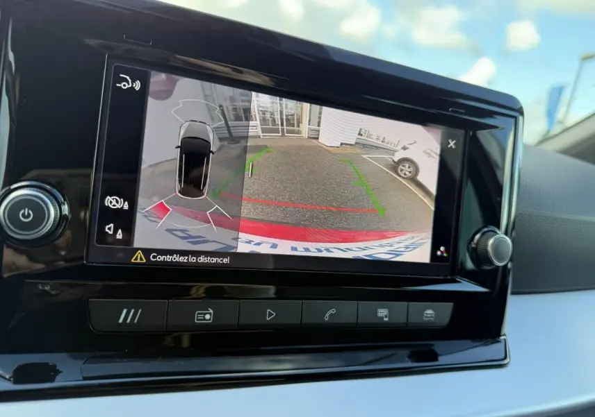 Écran tactile du système multimédia montrant la caméra de recul avec aide au stationnement du SEAT Arona 2024.