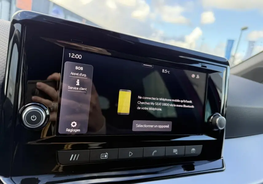 Écran tactile central du tableau de bord du SEAT Arona 2024 avec interface Bluetooth et commandes physiques.