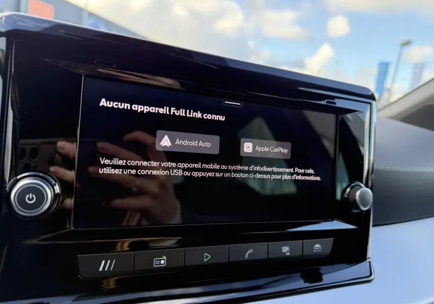 Écran tactile central du tableau de bord d'une SEAT Arona 2024 affichant les options Android Auto et Apple CarPlay.