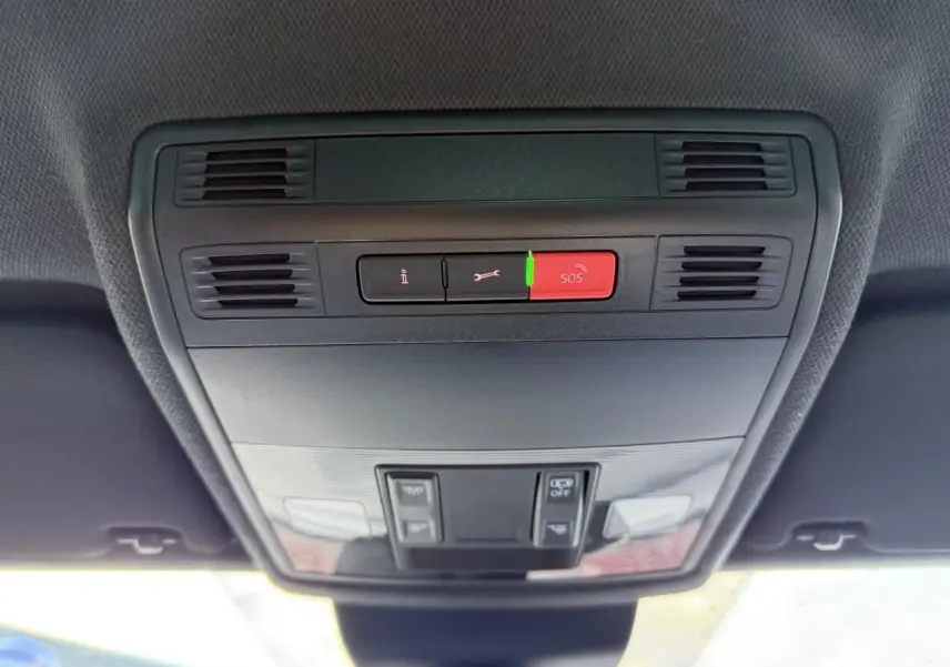 Vue en gros plan du plafonnier intérieur noir avec bouton SOS rouge et commandes d'éclairage du SEAT Arona 2024.