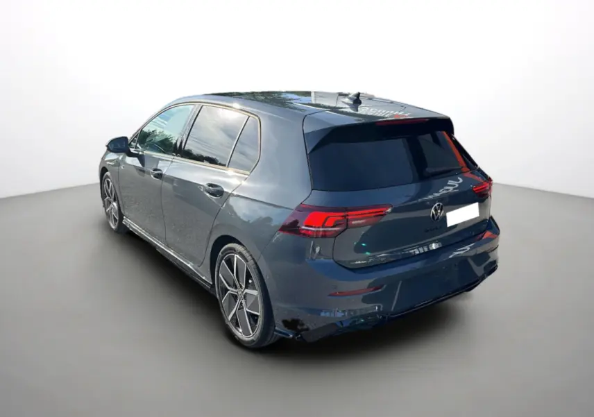 Volkswagen Golf E-TSI 150 R-Line gris dauphin vue 3/4 arrière droit avec vitres surteintées et jantes alu 18 pouces.