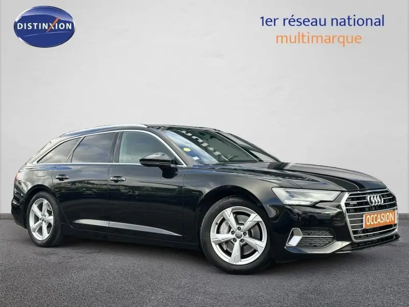 Audi A6 Avant noir métal vue de profil côté gauche, mettant en valeur sa calandre chromée et ses jantes alu cinq branches.