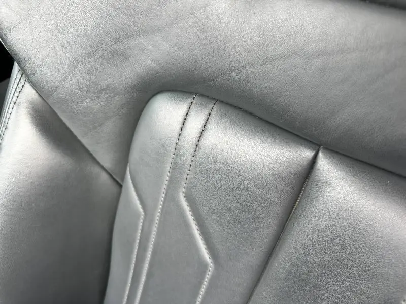 Gros plan sur le cuir gris foncé du siège avant sport de l'Audi A6 Avant 45 TDI S line de 2019.