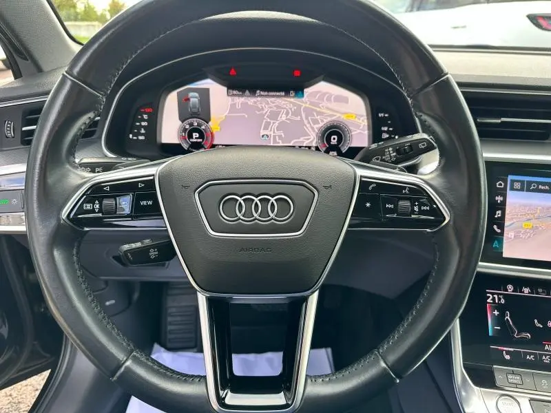 Volant cuir multifonction de l'Audi A6 Avant 45 TDI 2019 avec tableau de bord numérique et écran tactile central.