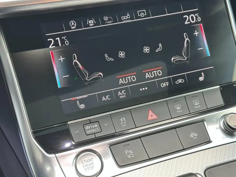 Écran tactile de la climatisation bi-zone et commandes centrales de l’Audi A6 Avant 45 TDI S line noir métal 2019.