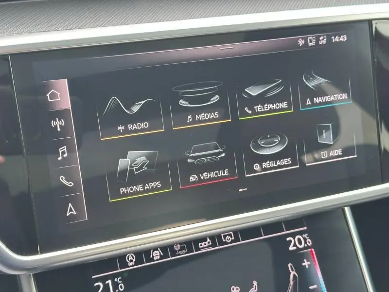 Écran tactile central de l’Audi A6 Avant noir métal 2019 affichant le menu multimédia et navigation
