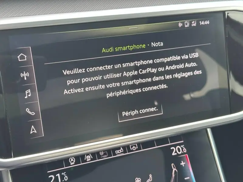 Écran tactile central de l'Audi A6 Avant 45 TDI noir métal affichant la connexion smartphone via USB